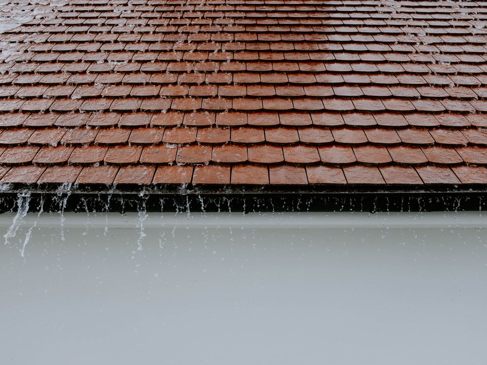 Canale di gronda con deflusso delle acque piovane